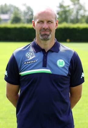 Torwarttrainer Andreas Hilfiker Einzelbild Portrait Portraet Porträt Oberkoerper Oberkörper Hochformat Fußball Fussball Bundesliga Fototermin Porträttermin DFL 2015 2016 Saison 2015 2016 16.07.2015 VfL Wolfsburg Trainingsplatz am VfL-Center