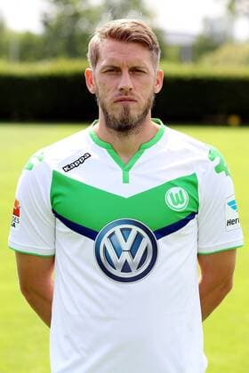 Aaron Hunt Einzelbild Portrait Portraet Porträt Oberkoerper Oberkörper Hochformat Fußball Fussball Bundesliga Fototermin Porträttermin DFL 2015 2016 Saison 2015 2016 16.07.2015 VfL Wolfsburg Trainingsplatz am VfL-Center