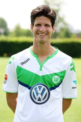 Timm Klose Einzelbild Portrait Portraet Porträt Oberkoerper Oberkörper Hochformat Fußball Fussball Bundesliga Fototermin Porträttermin DFL 2015 2016 Saison 2015 2016 16.07.2015 VfL Wolfsburg Trainingsplatz am VfL-Center
