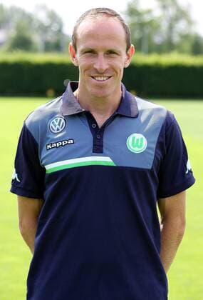 Reha- und Athletiktrainer Oliver Mutschler Einzelbild Portrait Portraet Porträt Oberkoerper Oberkörper Hochformat Fußball Fussball Bundesliga Fototermin Porträttermin DFL 2015 2016 Saison 2015 2016 16.07.2015 VfL Wolfsburg Trainingsplatz am VfL-Center