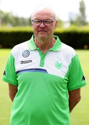 Zeugwart Heribert Ruettger Rüttger Einzelbild Portrait Portraet Porträt Oberkoerper Oberkörper Hochformat Fußball Fussball Bundesliga Fototermin Porträttermin DFL 2015 2016 Saison 2015 2016 16.07.2015 VfL Wolfsburg Trainingsplatz am VfL-Center