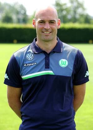 Reha- und Athletiktrainer Felix Sunkel Einzelbild Portrait Portraet Porträt Oberkoerper Oberkörper Querformat Fußball Fussball Bundesliga Fototermin Porträttermin DFL 2015 2016 Saison 2015 2016 16.07.2015 VfL Wolfsburg Trainingsplatz am VfL-Center