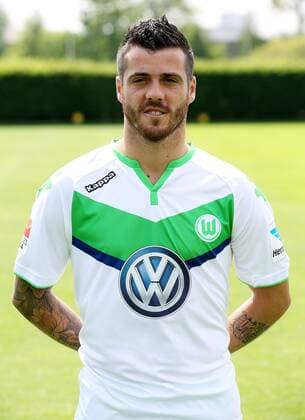 Vieirinha Einzelbild Portrait Portraet Porträt Oberkoerper Oberkörper Hochformat Fußball Fussball Bundesliga Fototermin Porträttermin DFL 2015 2016 Saison 2015 2016 16.07.2015 VfL Wolfsburg Trainingsplatz am VfL-Center