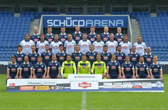 16.07.2015, Fussball, 2. LIGA, Saison 2015 2016, SCHÜCO-ARENA, BIELEFELD DSC ARMINIA BIELEFELD, PORTRAITTERMIN 2015 2016 Hintere Reihe, von links: Felix Burmeister, Julian Börner, Koen van der Biezen, Daniel Brinkmann, Fabian Klos, Manuel Hornig, Brian Behrendt Zweite hintere Reihe, von links: Samuel da Costa (Physiotherapeut), Mario Bertling (Physiotherapeut), Michael Schweika (Osteopath und Physiotherapeut), Rainer Schonz (Zeugwart), Dirk Westerhold (Betreuer und Busfahrer), Manfred Gloger (Torwart-Trainer), Efthimios Kompodietas (Co-Trainer), Uwe Speidel (Co-Trainer), Norbert Meier (Trainer) Dritte hintere Reihe, von links: Samir Benamar, Björn Jopek, Christopher Nöthe, Dennis Mast, Manuel Junglas, Sebastian Schuppan, Florian Dick, Stephan Salger, Christian Müller, Peer Kluge Vordere Reihe, von links: Michael Görlitz, David Ulm, Bashkim Renneke, Christoph Hemlein, Daniel Davari, Wolfgang Hesl, Nikolai Rehnen, Tom Schütz, Steffen Lang, Jonas Strifler, Marco Hober Mannschaftsfoto, Mannschaftsbild, Kader, Teamfoto, Einzelbild, Quer