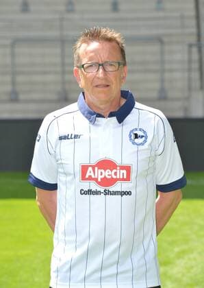 16.07.2015, Fussball, 2. LIGA, Saison 2015 2016, SCHÜCO-ARENA, BIELEFELD DSC ARMINIA BIELEFELD, PORTRAITTERMIN 2015 2016 Norbert Meier (Trainer Arminia Bielefeld), Portrait, Aktion, Einzelbild, Hoch, Trainer, Coach