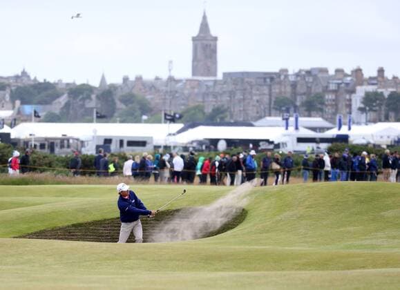 Aktuell Golf - The 144th Open Championship American Kevin Kisner hits out of the bunker on the 16th hole on the first day of the 144th Open Championship in St.Andrews, Scotland on July 16, 2015.  LON2015071638 HUGOxPHILPOTT