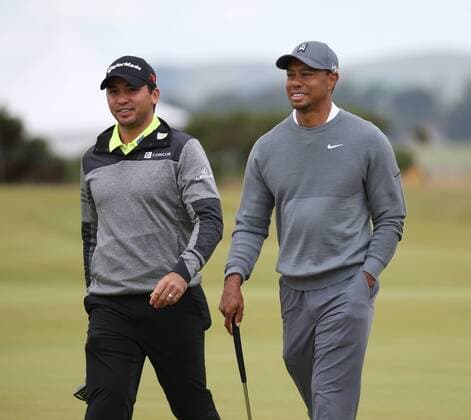 Aktuell Golf - The 144th Open Championship American Tiger Woods and Jason Day walk on the 4th fairway on the first day of the 144th Open Championship, St.Andrews, Scotland on July 16, 2015.  LON2015071613 HUGOxPHILPOTT