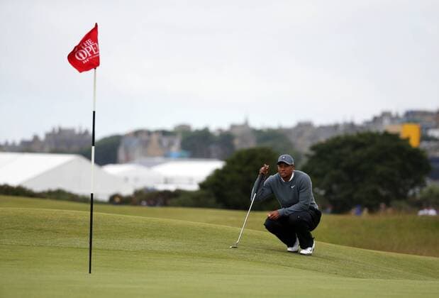 Aktuell Golf - The 144th Open Championship American Tiger Woods crouches on the 16th green on the first day of the 144th Open Championship in St. Andrews, Scotland on July 16, 2015.  LON2015071647 HUGOxPHILPOTT