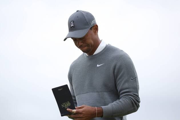 Aktuell Golf - The 144th Open Championship American Tiger Woods checks his course guide on the 13th tee on the first day of the 144th Open Championship in St.Andrews, Scotland on July 16, 2015.  LON2015071627 HUGOxPHILPOTT