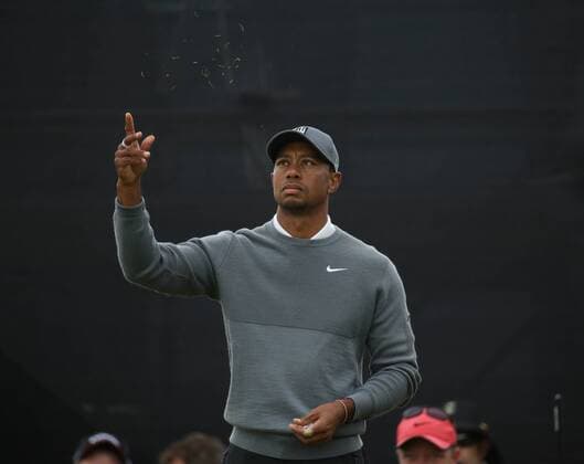 Aktuell Golf - The 144th Open Championship American Tiger Woods checks the wind direction on the 9th tee on the first day of the 144th Open Championship, St. Andrews, Scotland on July 16, 2015.  LON2015071619 HUGOxPHILPOTT