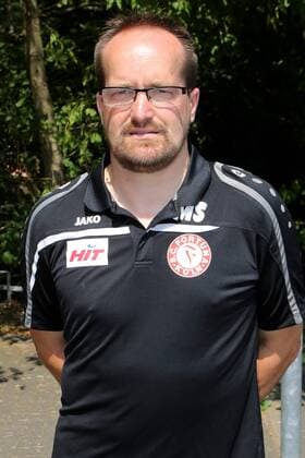 Fototermin des SC Fortuna Köln ( Dritte Liga ) am Donnerstag, 16. Juli 2015, im Südstadion Köln. Betreuer Matthias Schäfer Fortuna Köln Porträttermin 2015 2016