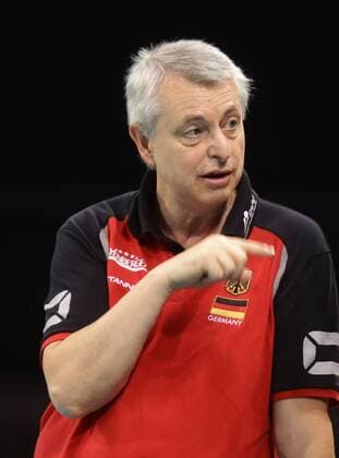 Stuttgart , Volleyball World Grand Prix Deutschland vs. Dominikanische Republik , Trainer Luciano Pedulla ( GER )