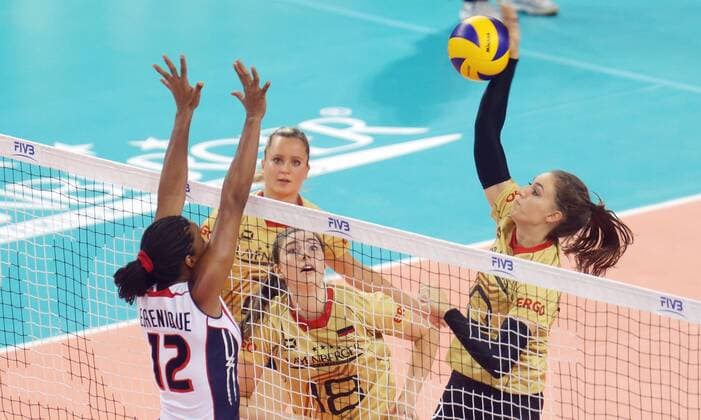 Stuttgart , Volleyball World Grand Prix Deutschland vs. Dominikanische Republik , rechts: Lena Stigrot ( GER )