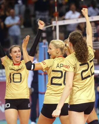 Stuttgart , Volleyball World Grand Prix Deutschland vs. Dominikanische Republik , Jubel Deutschland , von links: Lena Stigrot Mareen Apitz Marie Schölzel