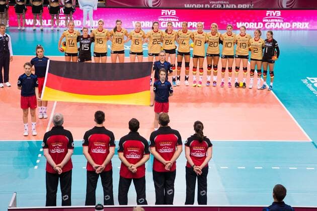 Stuttgart Deutschland bei der Hymne FIVB World Grand Prix 2015 in Stuttgart: Deutschland gegen Dominikanische Republik Volleyball, FIVB World Grand Prix, Laenderspiel, Nationalmannschaft, Schmetterlinge, Stuttgart, Porsche-Arena, Damen, Frauen, female, Deutschland, Dominikanische Republik, Serbien, Tuerkei, DVV, FIVB, Deutscher Volleyball Verband Copyright: Wuechner Eibner-Pressefoto EP_NWR