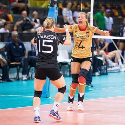 Stuttgart Jubel Lisa Thomsen 15 (Deutschland Germany), Maren Brinker 4 (Deutschland Germany) FIVB World Grand Prix 2015 in Stuttgart: Deutschland gegen Dominikanische Republik Volleyball, FIVB World Grand Prix, Laenderspiel, Nationalmannschaft, Schmetterlinge, Stuttgart, Porsche-Arena, Damen, Frauen, female, Deutschland, Dominikanische Republik, Serbien, Tuerkei, DVV, FIVB, Deutscher Volleyball Verband Copyright: Wuechner Eibner-Pressefoto EP_NWR