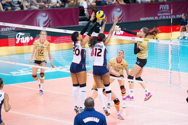Stuttgart Angriff Lena Stigrot 10 (Deutschland Germany) FIVB World Grand Prix 2015 in Stuttgart: Deutschland gegen Dominikanische Republik Volleyball, FIVB World Grand Prix, Laenderspiel, Nationalmannschaft, Schmetterlinge, Stuttgart, Porsche-Arena, Damen, Frauen, female, Deutschland, Dominikanische Republik, Serbien, Tuerkei, DVV, FIVB, Deutscher Volleyball Verband Copyright: Wuechner Eibner-Pressefoto EP_NWR