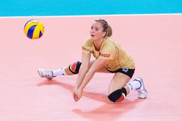 Stuttgart Abwehr Kathleen Weiv? Weiss 2 (Deutschland Germany) FIVB World Grand Prix 2015 in Stuttgart: Deutschland gegen Dominikanische Republik Volleyball, FIVB World Grand Prix, Laenderspiel, Nationalmannschaft, Schmetterlinge, Stuttgart, Porsche-Arena, Damen, Frauen, female, Deutschland, Dominikanische Republik, Serbien, Tuerkei, DVV, FIVB, Deutscher Volleyball Verband Copyright: Wuechner Eibner-Pressefoto EP_NWR