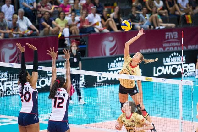 Stuttgart Angriff Maren Brinker 4 (Deutschland Germany) FIVB World Grand Prix 2015 in Stuttgart: Deutschland gegen Dominikanische Republik Volleyball, FIVB World Grand Prix, Laenderspiel, Nationalmannschaft, Schmetterlinge, Stuttgart, Porsche-Arena, Damen, Frauen, female, Deutschland, Dominikanische Republik, Serbien, Tuerkei, DVV, FIVB, Deutscher Volleyball Verband Copyright: Wuechner Eibner-Pressefoto EP_NWR