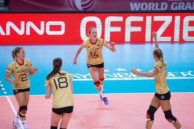 Stuttgart Jubel Margareta Kozuch 14 (Deutschland Germany) FIVB World Grand Prix 2015 in Stuttgart: Deutschland gegen Dominikanische Republik Volleyball, FIVB World Grand Prix, Laenderspiel, Nationalmannschaft, Schmetterlinge, Stuttgart, Porsche-Arena, Damen, Frauen, female, Deutschland, Dominikanische Republik, Serbien, Tuerkei, DVV, FIVB, Deutscher Volleyball Verband Copyright: Wuechner Eibner-Pressefoto EP_NWR