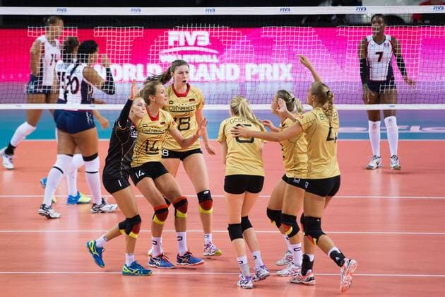 Stuttgart Jubel Lenka Duerr 1 (Deutschland Germany), Margareta Kozuch 14 (Deutschland Germany), Wiebke Silge 18 (Deutschland Germany) FIVB World Grand Prix 2015 in Stuttgart: Deutschland gegen Dominikanische Republik Volleyball, FIVB World Grand Prix, Laenderspiel, Nationalmannschaft, Schmetterlinge, Stuttgart, Porsche-Arena, Damen, Frauen, female, Deutschland, Dominikanische Republik, Serbien, Tuerkei, DVV, FIVB, Deutscher Volleyball Verband Copyright: Wuechner Eibner-Pressefoto EP_NWR