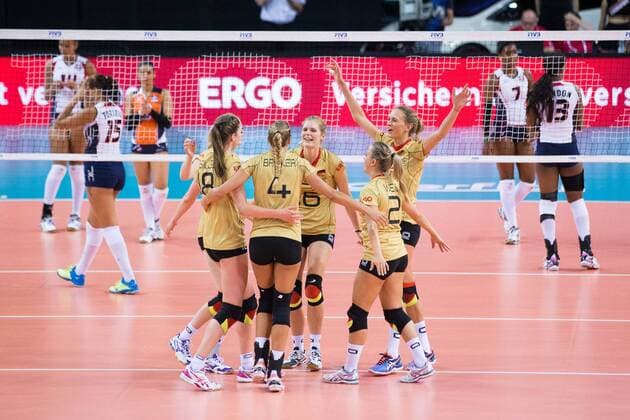 Stuttgart Jubel Anja Brandt 16 (Deutschland Germany), Margareta Kozuch 14 (Deutschland Germany) FIVB World Grand Prix 2015 in Stuttgart: Deutschland gegen Dominikanische Republik Volleyball, FIVB World Grand Prix, Laenderspiel, Nationalmannschaft, Schmetterlinge, Stuttgart, Porsche-Arena, Damen, Frauen, female, Deutschland, Dominikanische Republik, Serbien, Tuerkei, DVV, FIVB, Deutscher Volleyball Verband Copyright: Wuechner Eibner-Pressefoto EP_NWR