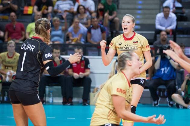 Stuttgart Jubel Laura Weihenmaier 19 (Deutschland Germany) FIVB World Grand Prix 2015 in Stuttgart: Deutschland gegen Dominikanische Republik Volleyball, FIVB World Grand Prix, Laenderspiel, Nationalmannschaft, Schmetterlinge, Stuttgart, Porsche-Arena, Damen, Frauen, female, Deutschland, Dominikanische Republik, Serbien, Tuerkei, DVV, FIVB, Deutscher Volleyball Verband Copyright: Wuechner Eibner-Pressefoto EP_NWR