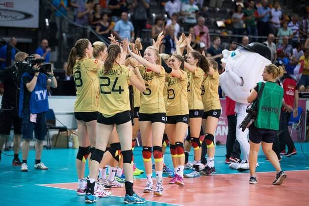 Stuttgart Abklatschen nach dem Spiel, Jennifer Geerties 6 (Deutschland Germany) FIVB World Grand Prix 2015 in Stuttgart: Deutschland gegen Dominikanische Republik Volleyball, FIVB World Grand Prix, Laenderspiel, Nationalmannschaft, Schmetterlinge, Stuttgart, Porsche-Arena, Damen, Frauen, female, Deutschland, Dominikanische Republik, Serbien, Tuerkei, DVV, FIVB, Deutscher Volleyball Verband Copyright: Wuechner Eibner-Pressefoto EP_NWR