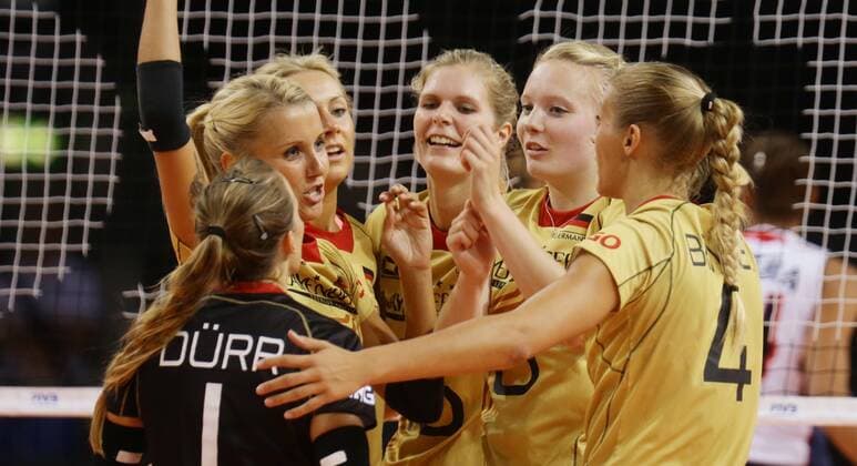 Stuttgart , Volleyball World Grand Prix Deutschland vs. Dominikanische Republik , Jubel Deutschland , von links: Lenka Dürr Mareen Apitz Saskia Hippe Anja Brandt Jennifer geerties Maren Brinker