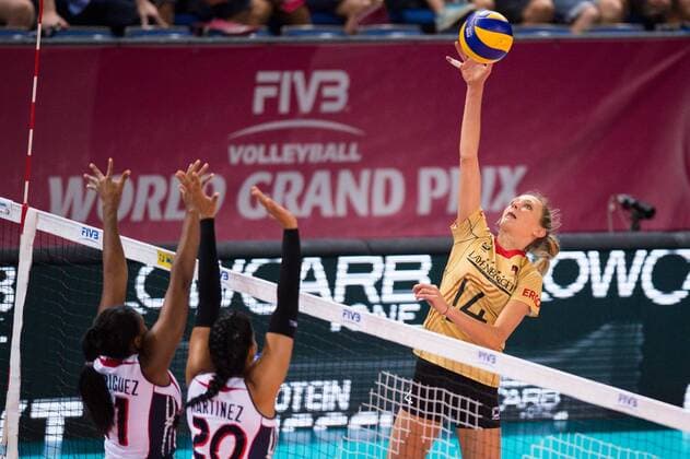 16.07.2015, Porsche Arena, Stuttgart Volleyball, World Grand Prix 2015, Gruppe I, Deutschland vs. Dominikanische Republik Block Doppelblock Erasma Moreno Martinez ( 11 DOM), Marifranchi Rodriguez ( 20 DOM) - Angriff Margareta Kozuch ( 14 GER)
