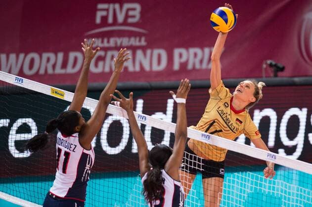 16.07.2015, Porsche Arena, Stuttgart Volleyball, World Grand Prix 2015, Gruppe I, Deutschland vs. Dominikanische Republik Block Doppelblock Erasma Moreno Martinez ( 11 DOM), Marifranchi Rodriguez ( 20 DOM) - Angriff Margareta Kozuch ( 14 GER)