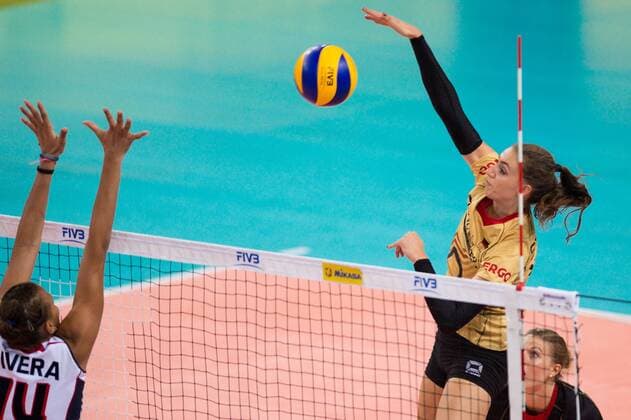 16.07.2015, Porsche Arena, Stuttgart Volleyball, World Grand Prix 2015, Gruppe I, Deutschland vs. Dominikanische Republik Block Gaila Ceneida Gonzalez Lopez ( 14 DOM) - Angriff Lena Stigrot ( 10 GER)