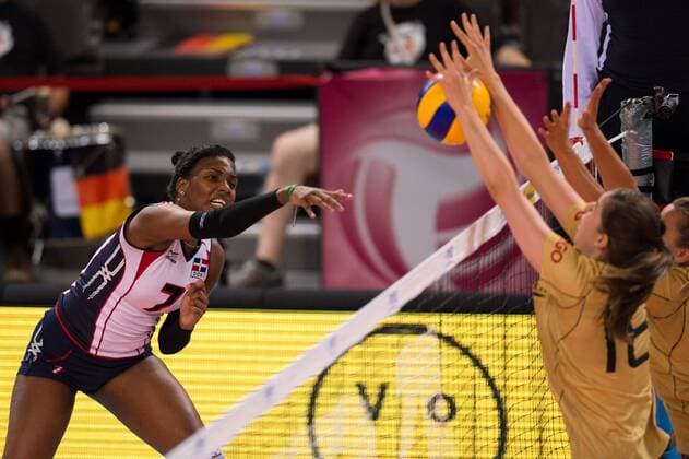16.07.2015, Porsche Arena, Stuttgart Volleyball, World Grand Prix 2015, Gruppe I, Deutschland vs. Dominikanische Republik Angriff Maria Yvett Garcia De La Cruz ( 7 DOM) - Block Doppelblock Julia Schaefer ( 12 GER), Kathleen Weiß Weiss ( 2 GER)