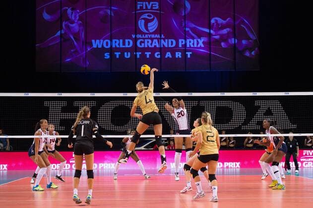 16.07.2015, Porsche Arena, Stuttgart Volleyball, World Grand Prix 2015, Gruppe I, Deutschland vs. Dominikanische Republik Angriff Maren Brinker ( 4 GER) - Block Marifranchi Rodriguez ( 20 DOM)