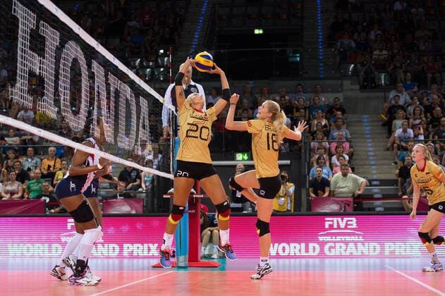 16.07.2015, Porsche Arena, Stuttgart Volleyball, World Grand Prix 2015, Gruppe I, Deutschland vs. Dominikanische Republik Zuspiel Mareen Apitz ( 20 GER), Anja Brandt ( 16 GER)