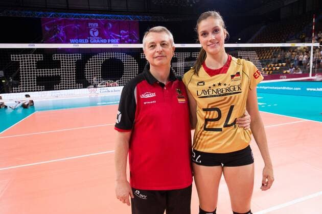 16.07.2015, Porsche Arena, Stuttgart Volleyball, World Grand Prix 2015, Gruppe I, Deutschland vs. Dominikanische Republik Luciano Pedulla (Trainer Bundestrainer GER), Juliane Langgemach ( 24 GER)