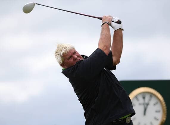 Aktuell Golf - The 144th Open Championship American John Daly tees off on the 5th hole on the second day of the 144th Open Championship, St.Andrews on July 16, 2015.  LON2015071721 HUGOxPHILPOTT