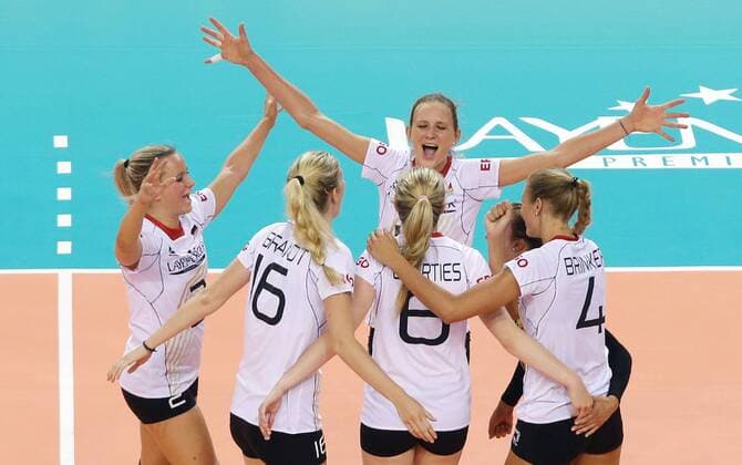 Stuttgart , Volleyball World Grand Prix Deutschland vs. Türkei , Jubel Deutschland , oben: Margareta Kozuch ( GER )