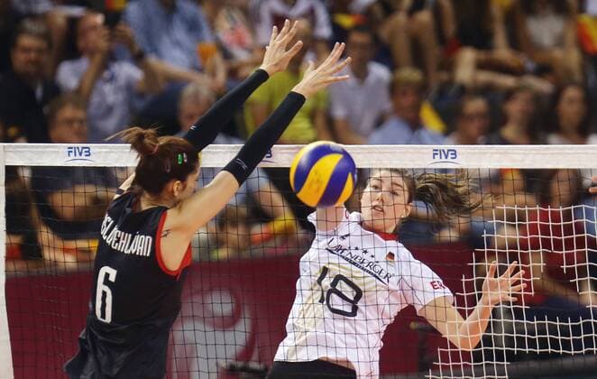 Stuttgart , Volleyball World Grand Prix Deutschland vs. Türkei ,rechts: Wiebke Silge ( GER )