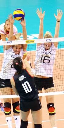 Stuttgart , Volleyball World Grand Prix Deutschland vs. Türkei , hinten von links: Kathleen Weiß Anja Brandt ( GER ) , vorne: Güldeniz Onal ( TUR )