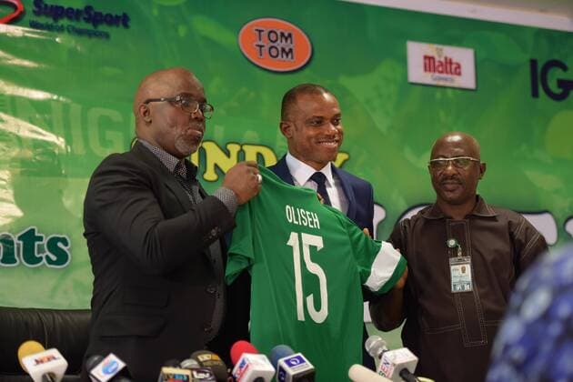 (150716) -- ABUJA, July 16, 2015 -- Sunday Oliseh (C), newly appointed coach for Nigeria s Super Eagles Football Team and President of Nigerian Football Federation Amaju Pinnick (L) display a coach jersey after signing a contract in Abuja, capital of Nigeria, July 15, 2015. The Nigerian Football Federation on Wednesday appointed Sunday Oliseh as the new coach. He will replace Stephen Keshi who was sacked two weeks ago. ) NIGERIA-ABUJA-SUPER EAGLES-NEW COACH YangxYang 