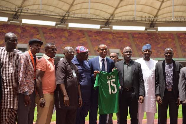(150716) -- ABUJA, July 16, 2015 -- Sunday Oliseh (4th R), newly appointed coach for Nigeria s Super Eagles Football Team and President of Nigerian Football Federation Amaju Pinnick (3rd R) pose for a group photo after signing a contract in Abuja, capital of Nigeria, July 15, 2015. The Nigerian Football Federation on Wednesday appointed Sunday Oliseh as the new coach. He will replace Stephen Keshi who was sacked two weeks ago. ) NIGERIA-ABUJA-SUPER EAGLES-NEW COACH YangxYang 