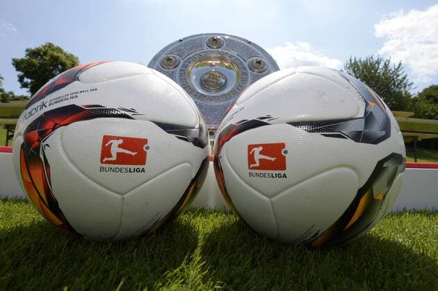 16.07.2015, 1.Fussball Bundesliga 2015 2016: Fototermin FC Bayern München, an der Säbener Strasse. Bälle und Meisterschale liegen zum Mannschafts-Foto bereit. 