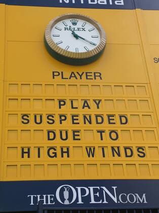 Aktuell Golf - The 144th Open Championship - Unwetter verzögert den Start von Tag 3 Play is suspended due to very high wind as they try and finish off the second round on the third day of the 144th Open Championship at St.Andrews Scotland on July 18, 2015.  LON2015071801 HUGOxPHILPOTT