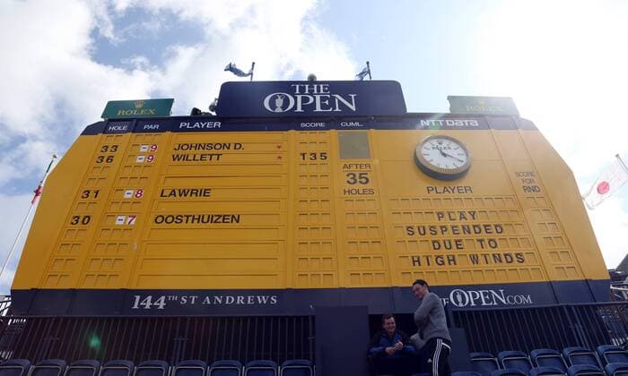 Aktuell Golf - The 144th Open Championship - Unwetter verzögert den Start von Tag 3 Play is suspended due to very high wind as they try and finish off the second round on the third day of the 144th Open Championship at St.Andrews, Scotland on July 18, 2015.  LON2015071802 HUGOxPHILPOTT