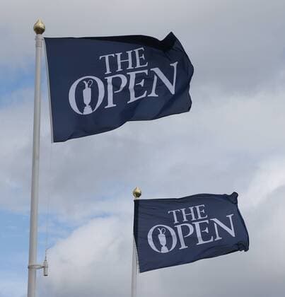 Aktuell Golf - The 144th Open Championship - Unwetter verzögert den Start von Tag 3 Flags fly as play is suspended due to very high winds as they try and finish off the second round on the third day of the 144th Open Championship at St.Andrews, Scotland on July 18, 2015.  LON2015071704A HUGOxPHILPOTT