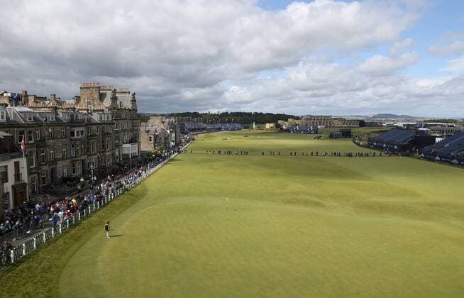 Aktuell Golf - The 144th Open Championship - Unwetter verzögert den Start von Tag 3 A view from the grandstand on the 18th green as play is suspended due to high wind on the third day of the 144th Open Championship at St.Andrews, Scotland on July 18, 2015.  LON2015071803 HUGOxPHILPOTT