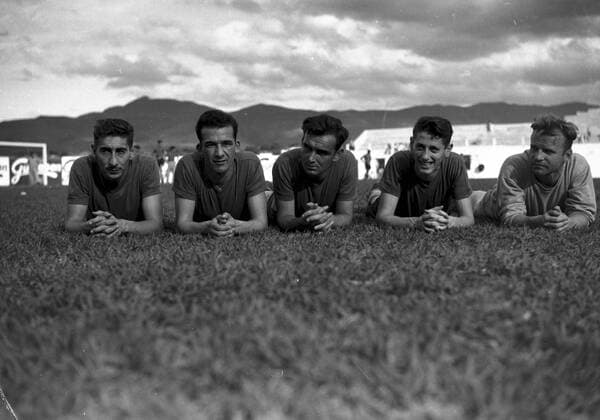 FIFA Weltmeisterschaft 1950 - Training Uruguay - (L-R) Alcides Ghiggia, Julio Perez, Oscar Miguez, Juan Alberto Schiaffino und Ernesto Patrullero Vidal - - ZUMAe61_