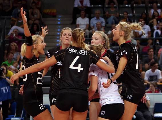 Stuttgart , Volleyball World Grand Prix Deutschland vs. Serbien, v.l. Mareen Apitz, Anja Brandt, Maren Brinker, Margareta Kozuch, Saskia Hippe (GER) freuen sich