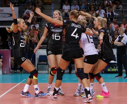 Bilder des Tages Bilder des Tages - Sport Stuttgart , Volleyball World Grand Prix Deutschland vs. Serbien, v.l. Mareen Apitz, Anja Brandt, Maren Brinker, Margareta Kozuch, Saskia Hippe (GER) freuen sich